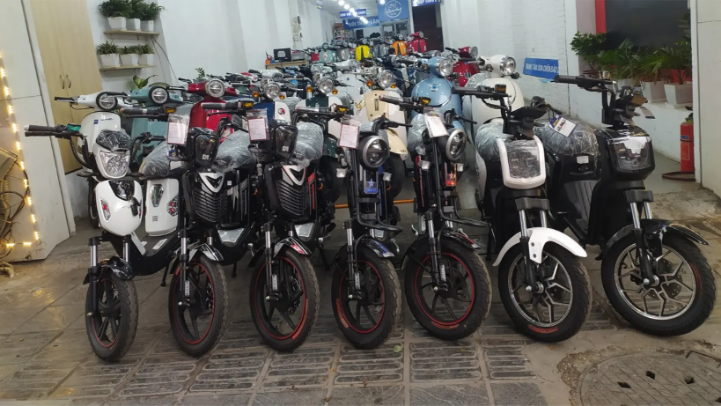 Người dân chuyển đổi sang xe điện trước lệnh cấm xe xăng